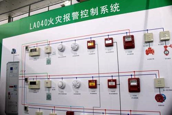 出现火警时，楼宇控制系统如何快速做出反应？